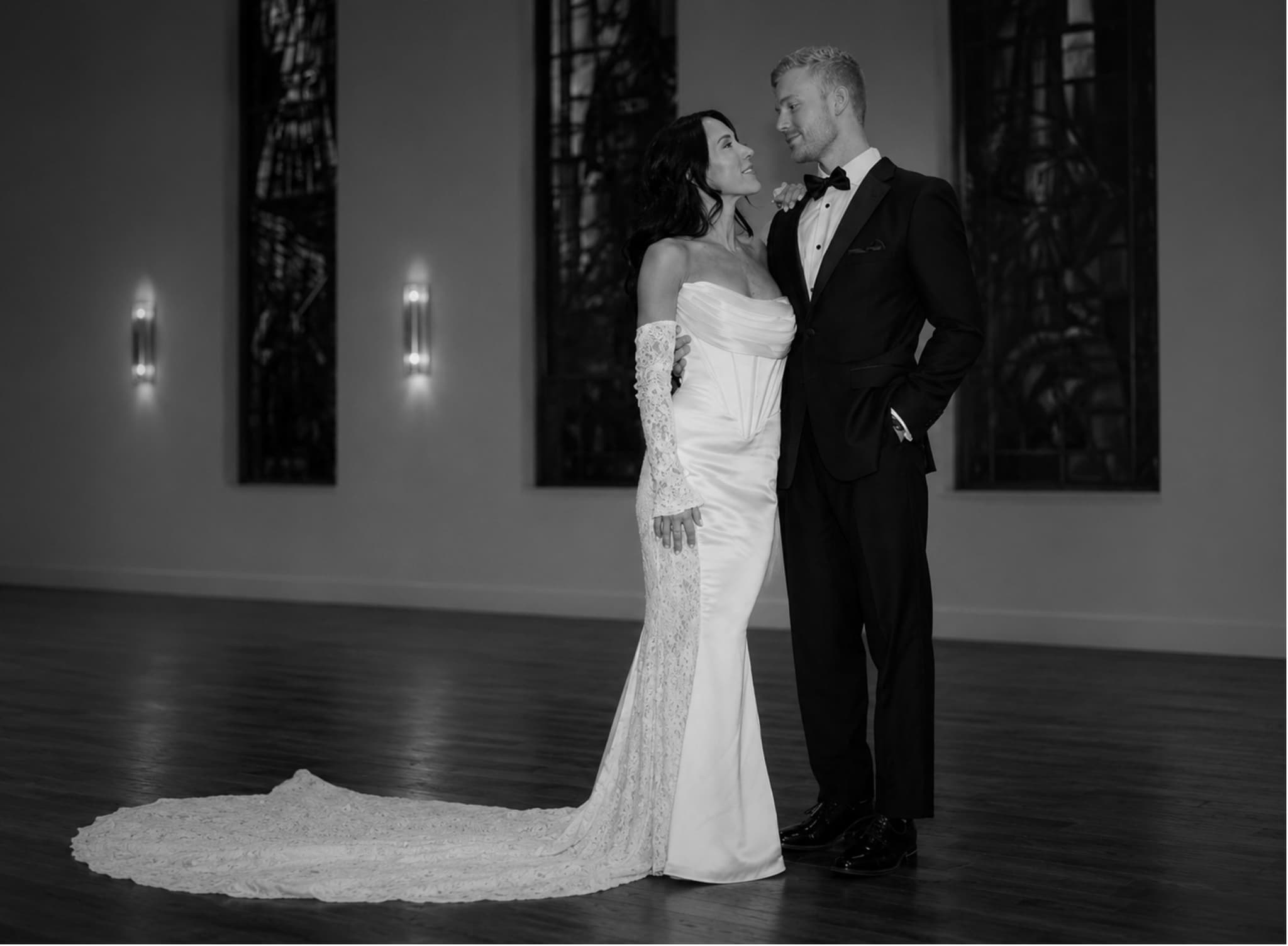 A couple photographed in the Châtelet hall in front of the restored stained glass