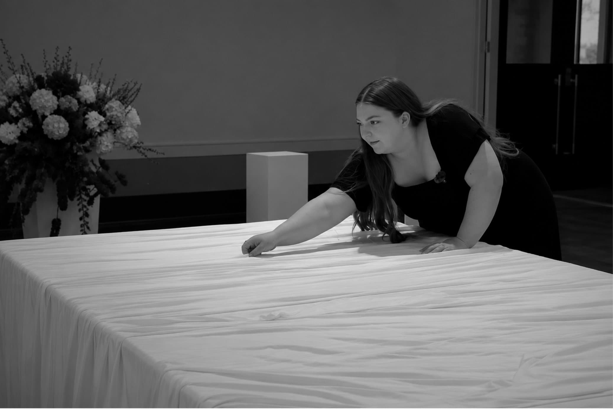 A member of the Châtelet team smoothing a linen on a guest table